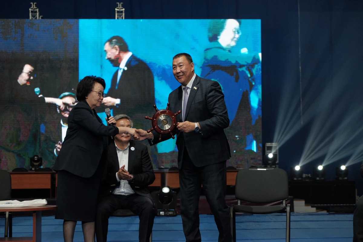 Евгения Михайлова подарила Александру Саввинову часы-штурвал