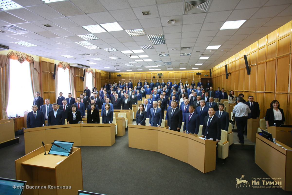 Утверждены структура и руководители постоянных комитетов и комиссии парламента Якутии шестого созыва