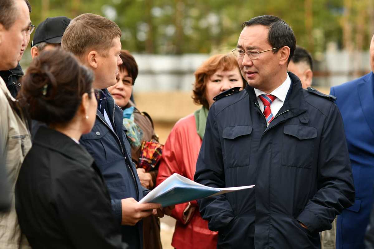 Айсен Николаев проинспектировал ход строительства социальных объектов в Вилюйске