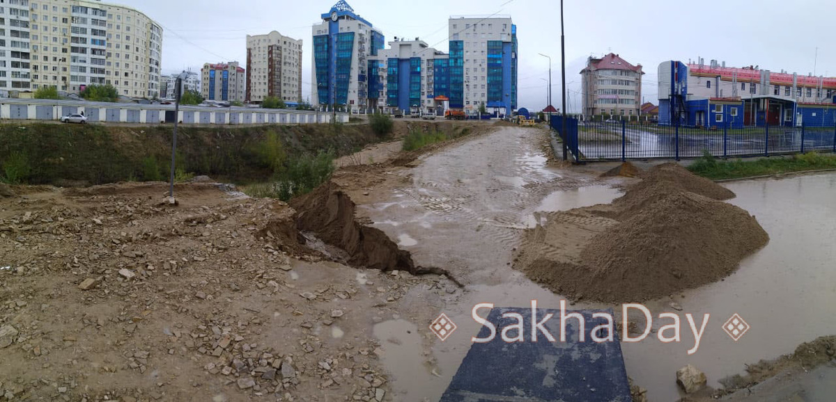 Фотофакт: Яма на дороге в 203-м микрорайоне Якутска