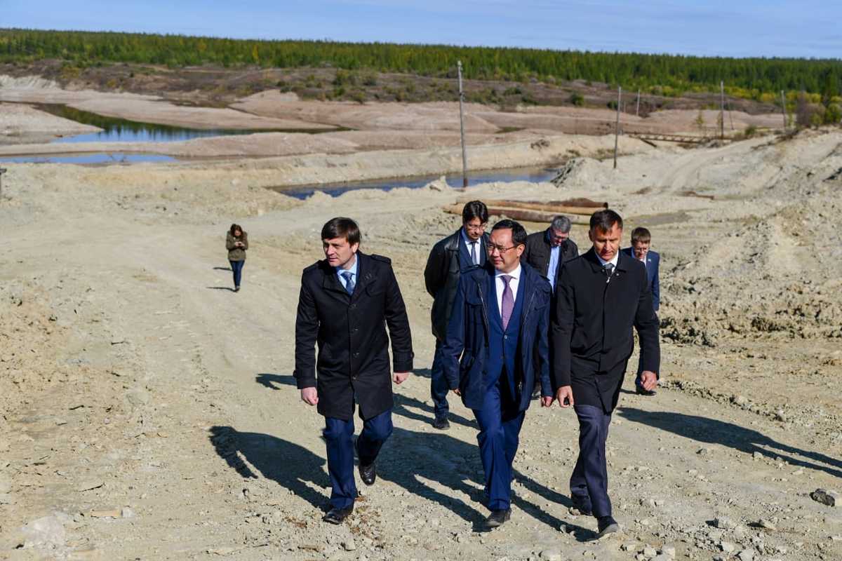 Айсен Николаев ознакомился с состоянием дамб реки Ирелях