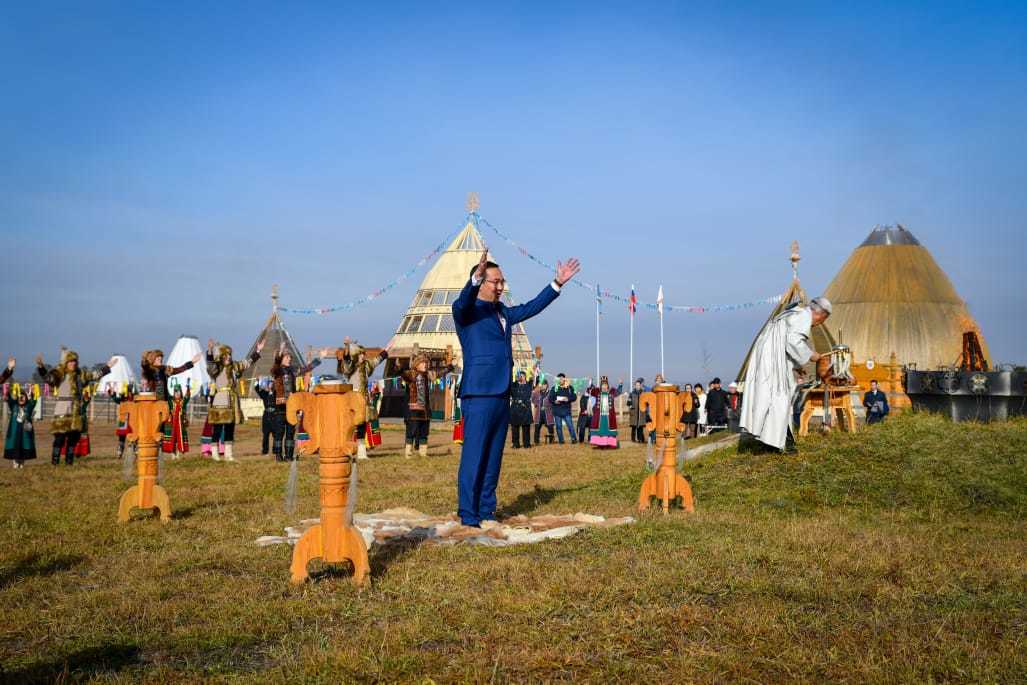 Айсен Николаев прошел национальный обряд благословения алгыс