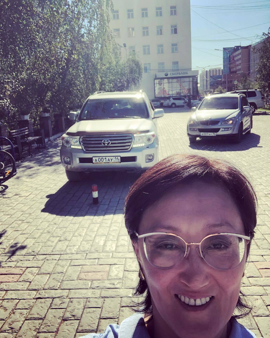 Сардана Авксентьева подписала распоряжение о продаже автомобилей представительского класса