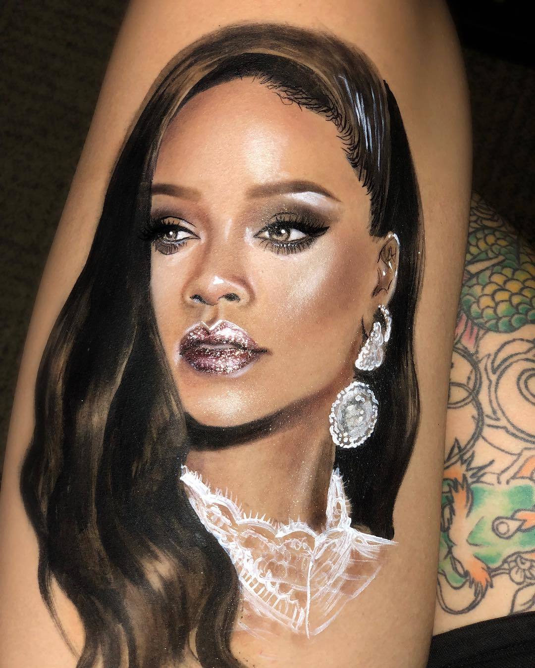 Фотофакт: Тату-художница из Якутии нарисовала на ноге портрет Рианны