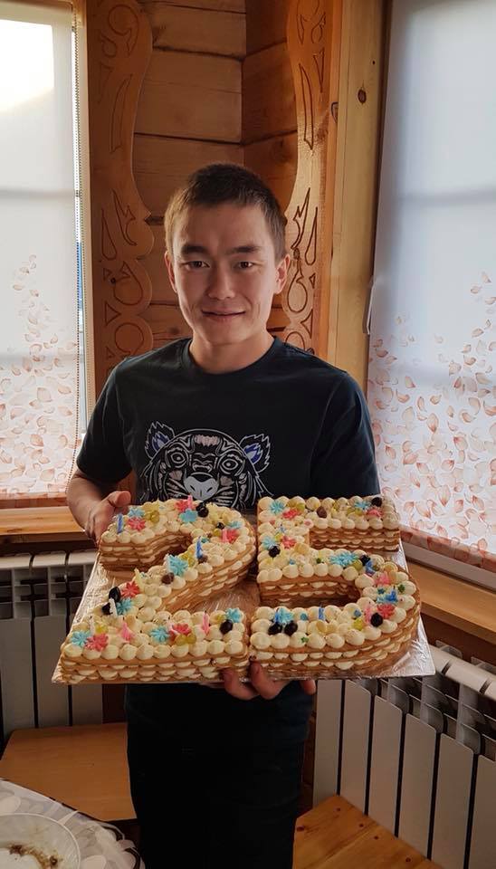 Фотофакт: Якутский боксер Василий Егоров справил 25-летие в кругу семьи