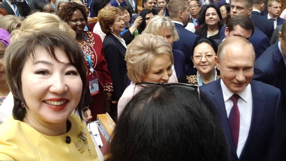 Участница женского форума из Якутии сделала селфи с Владимиром Путиным