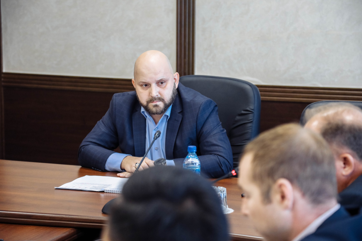 Мэрия Якутска и частные автобусные перевозчики договорились о снижении тарифа при оплате за наличный расчет