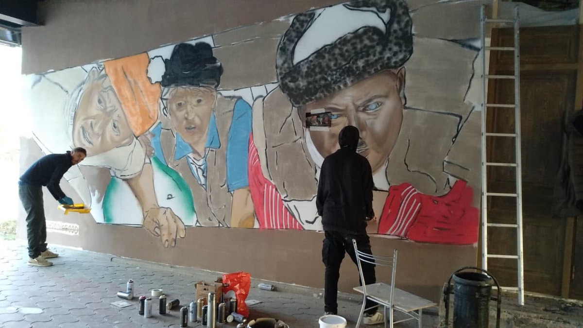 Организаторы биеннале в Якутске против "Самогонщиков"