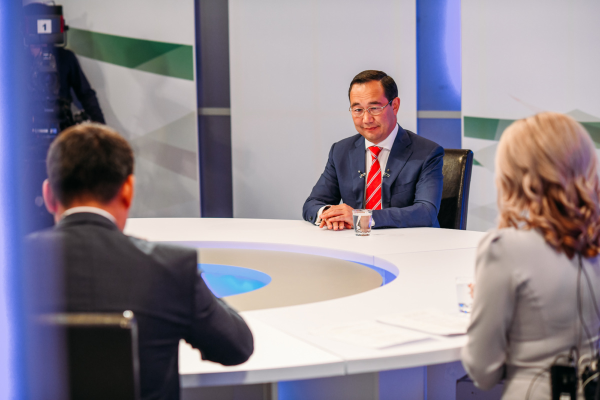 Айсен Николаев в прямом эфире ответил на вопросы якутян