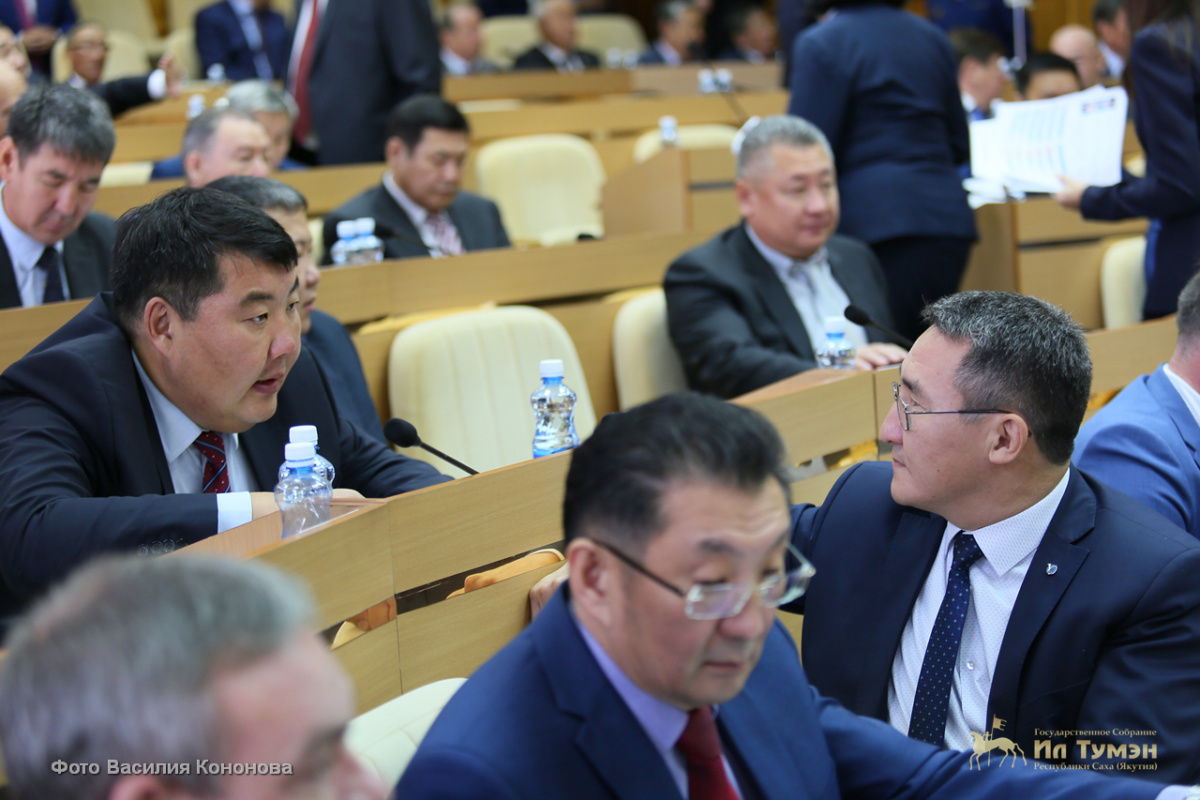 "Парламент Якутии поделили как пирог между элитами республики", - источник