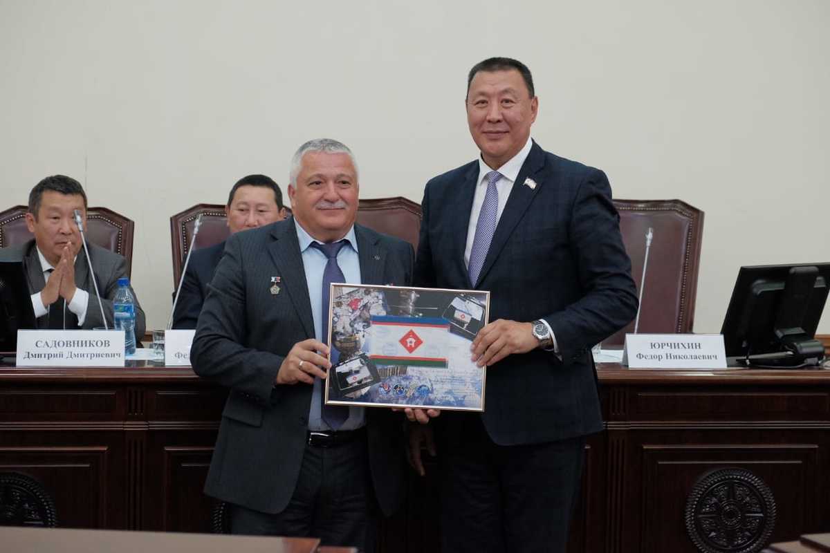 Федор Юрчихин передал Александру Саввинову флаг Якутска, побывавший в космосе