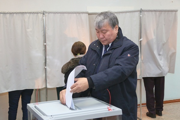 В Борогонском округе уверенно побеждает Александр Жирков