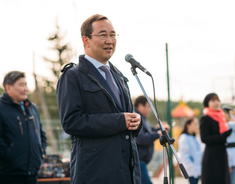 Айсен Николаев открыл новый стадион в селе Арылах Мирнинского района