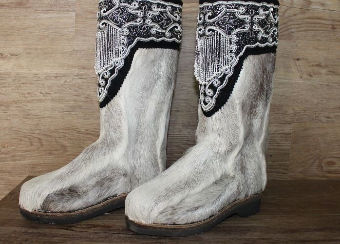 В Якутске сапожник продал сданные на ремонт женские унты