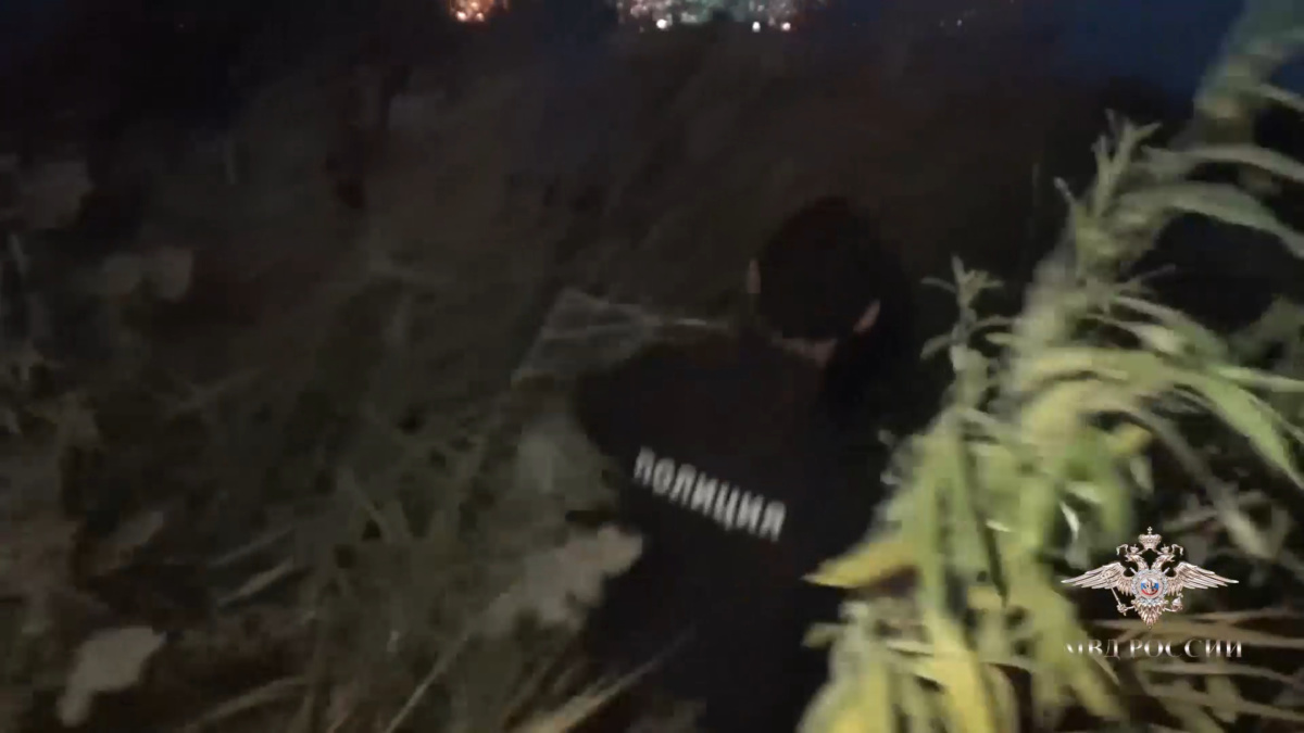 Полицейские вытащили из водяного плена женщину и спасли ее от переохлаждения (видео)