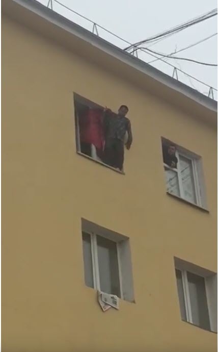 Из окна здания поликлиники в Якутске выпрыгнул человек