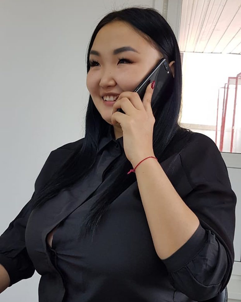 "Грудь растет, а брови ...закончились", - известная якутянка похвасталась своими прелестями