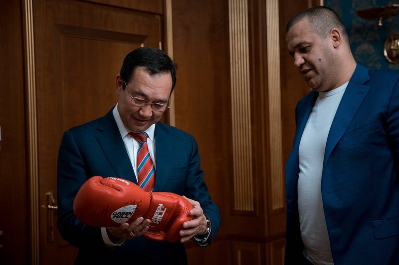 Айсену Николаеву подарили боксерские перчатки