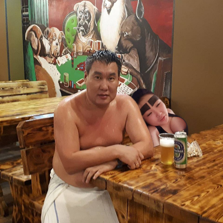 В Сети появились фотожабы на якутского депутата с пивом в бане