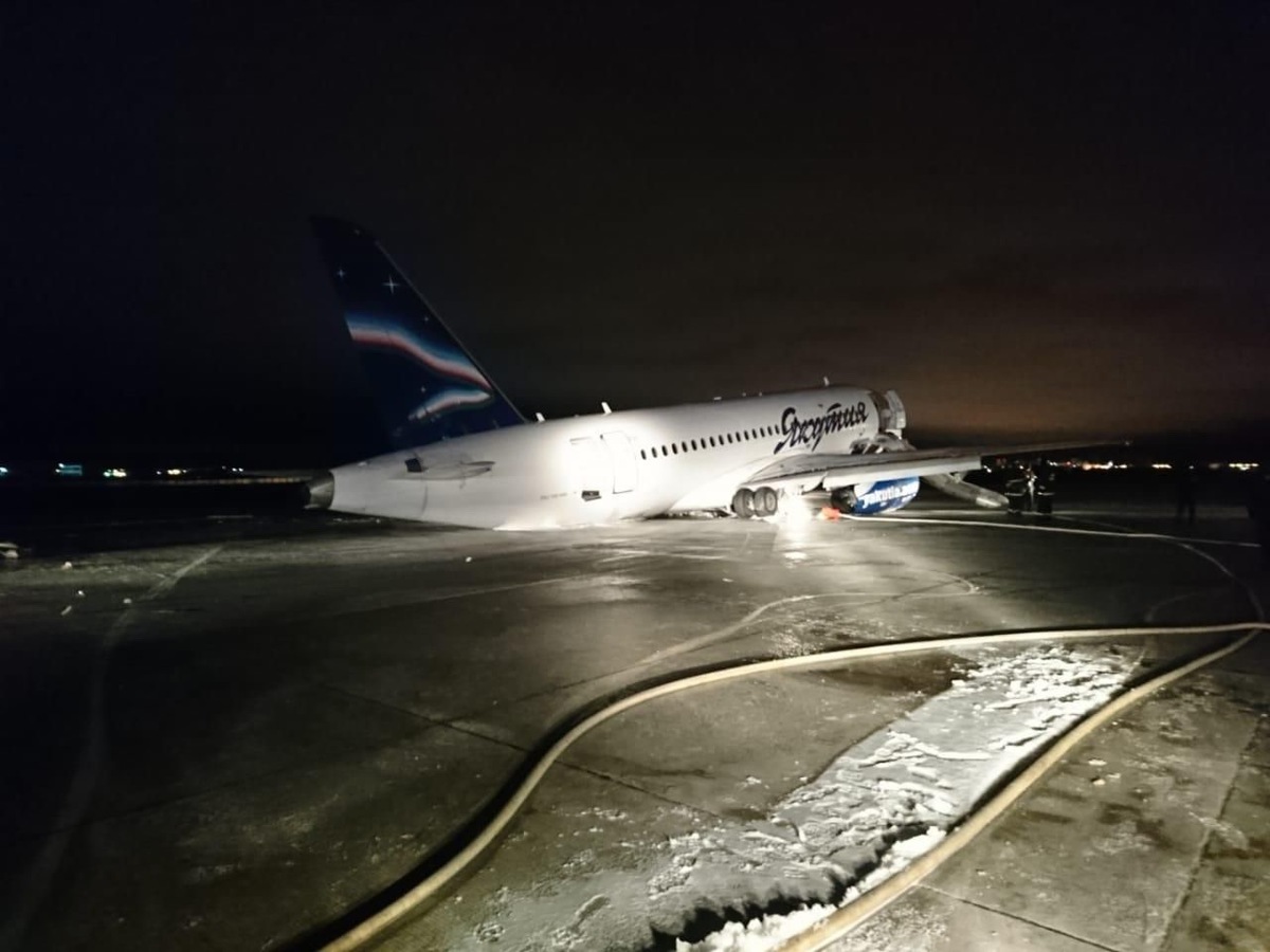 В Якутске самолет авиакомпании "Якутия" выкатился за пределы взлетно-посадочной полосы