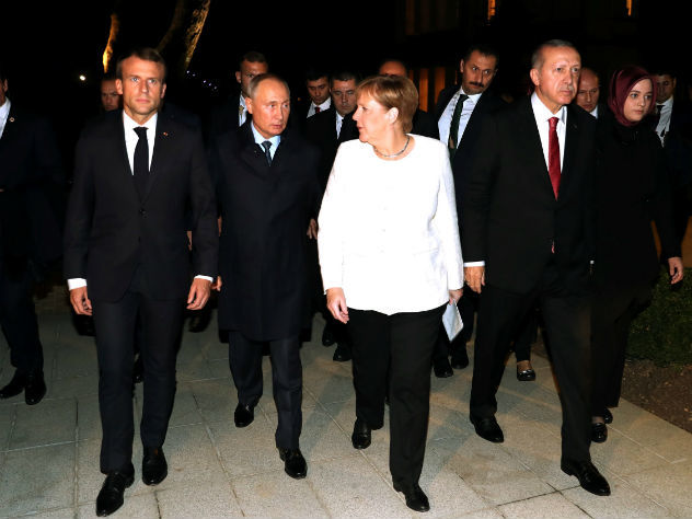 Меркель по-русски спросила у Путина про сибирское пальто (видео)