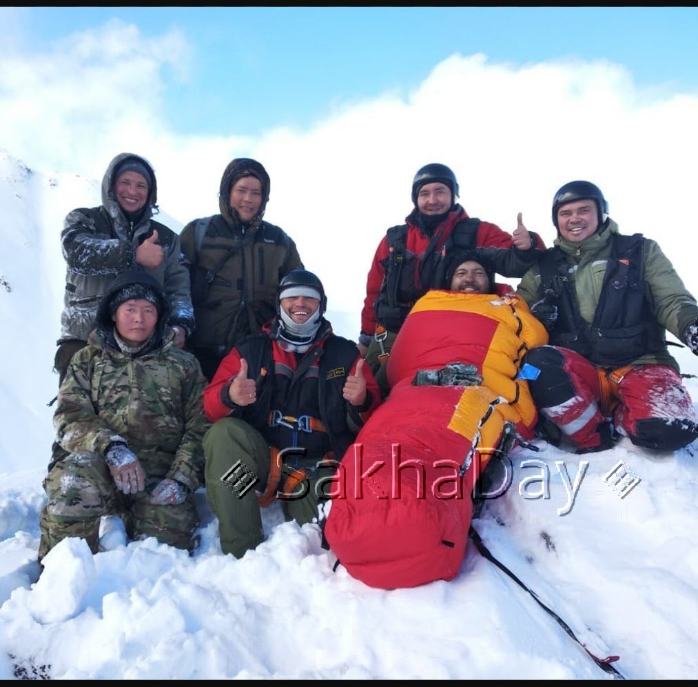 "Когда добровольцы подошли к вертолету, там уже были спасатели", - как спасали пилота в Момском районе