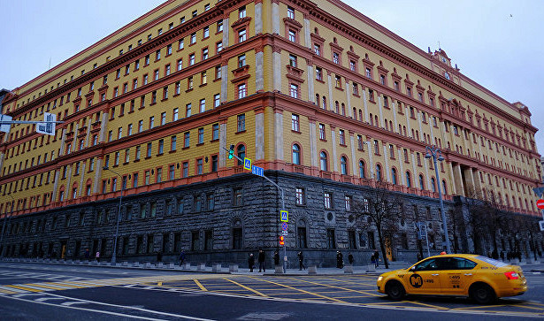 Мужчины забросали яйцами здание ФСБ в Москве