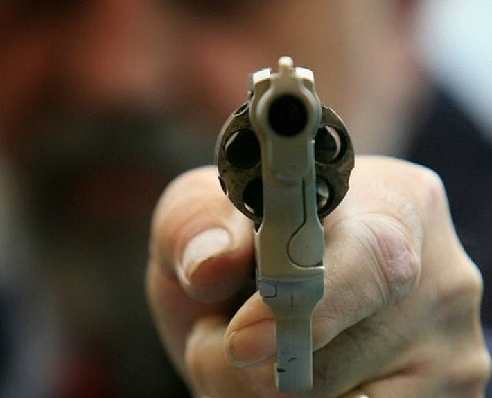 В Якутске вооруженные люди на Lexus LX570, не поделив дорогу, угрожали пистолетом водителю