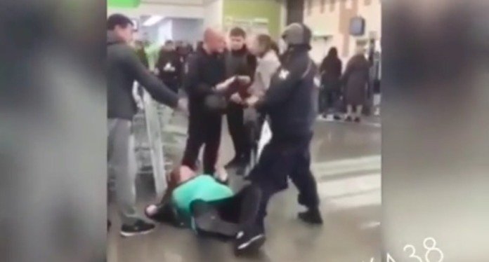 СМИ: в Иркутске боец Росгвардии избил беременную женщину из-за лампочки