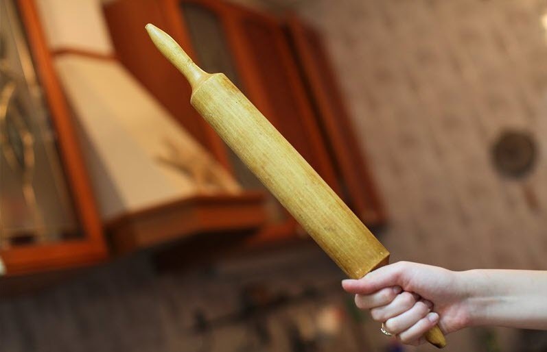 Жительница Якутии избивала ребенка скалкой