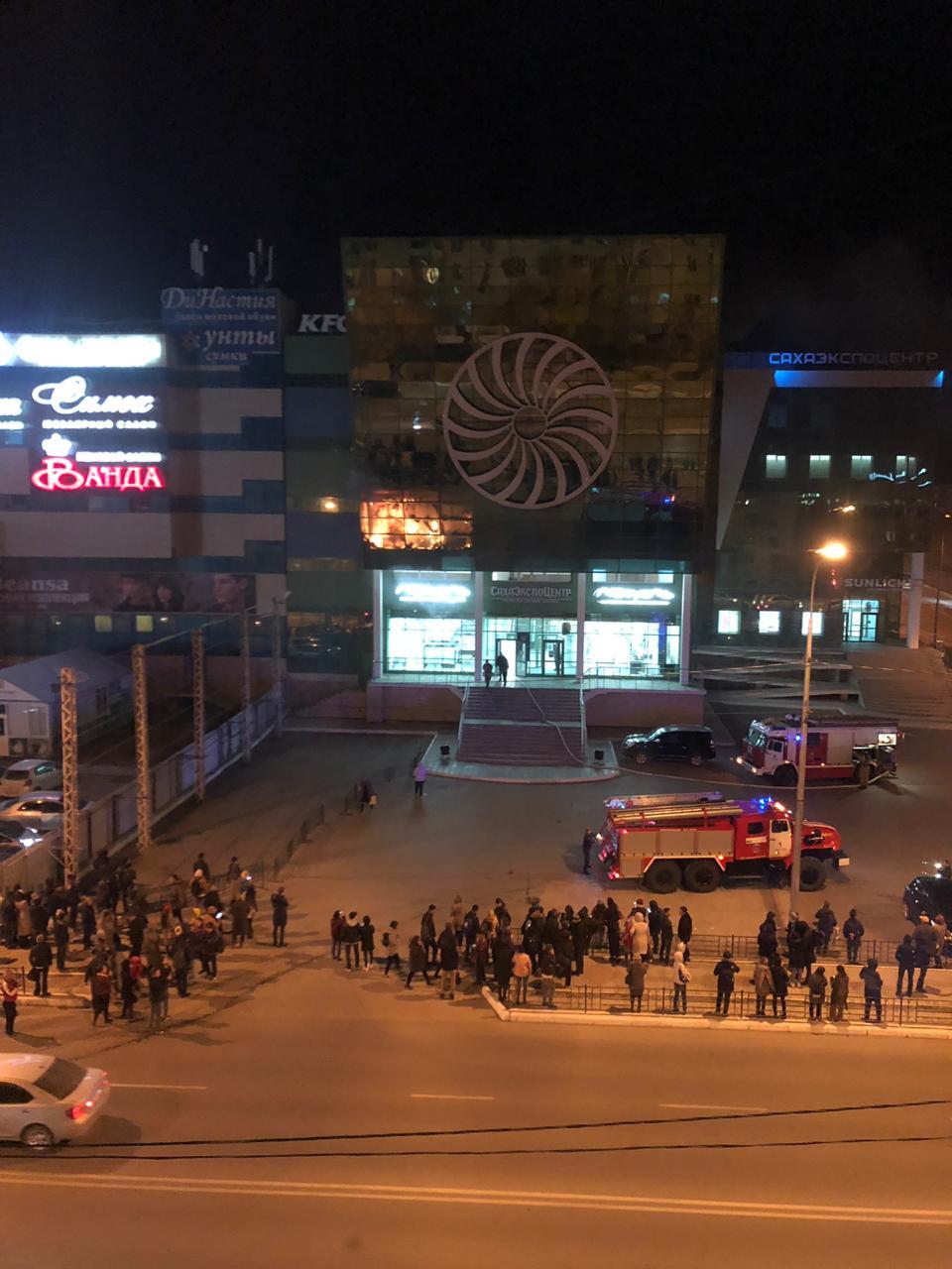 Фотофакт: В Якутске горит "Сахаэкспоцентр"