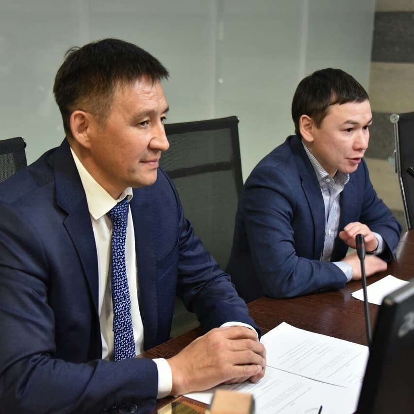 Экс-министру спорта Георгию Балакшину, провожая с работы, подарили картину, шляпу и дэйбиир