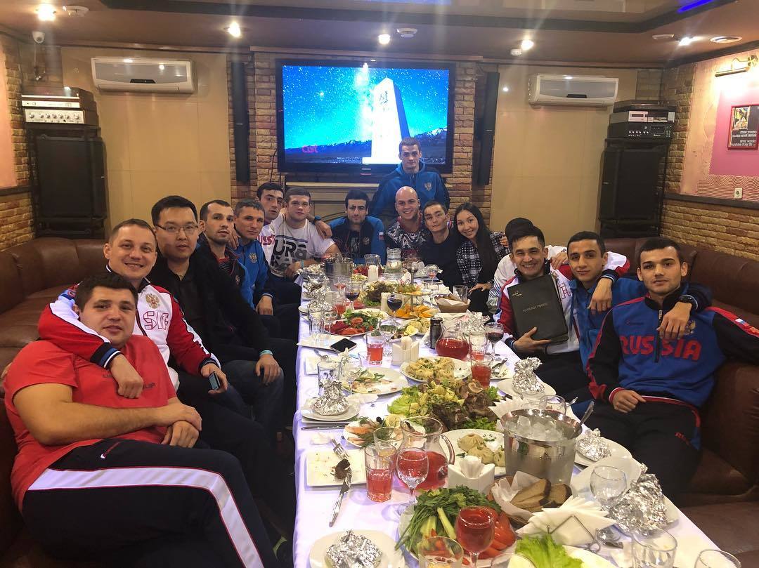 Фотофакт: Василий Егоров отмечает победу!