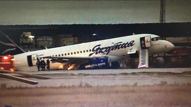 Видео авиаинцидента с самолетом, выкатившимся за пределы ВПП в Якутске