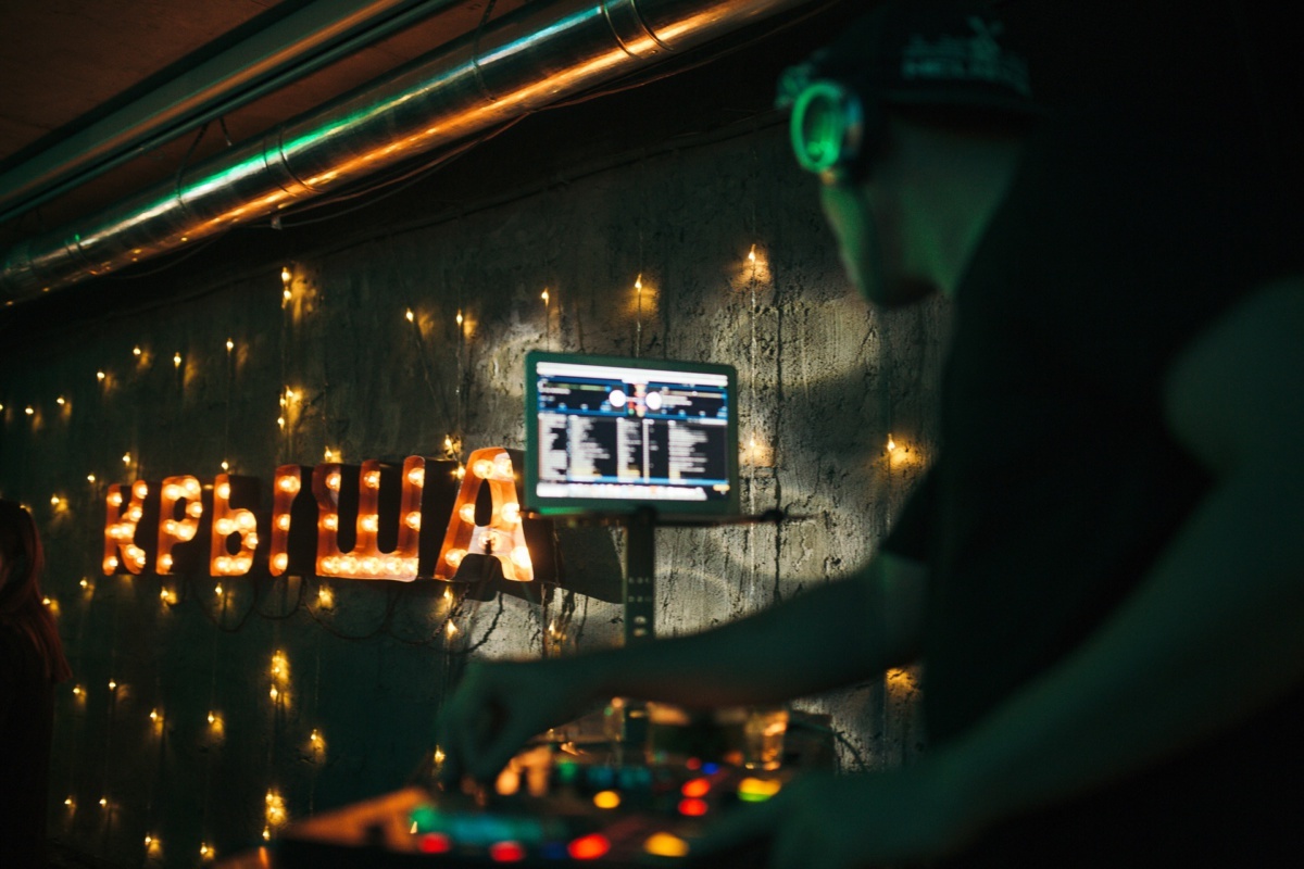 Посетительница ресто-бара в Якутске получила переломы из-за скользкой лестницы