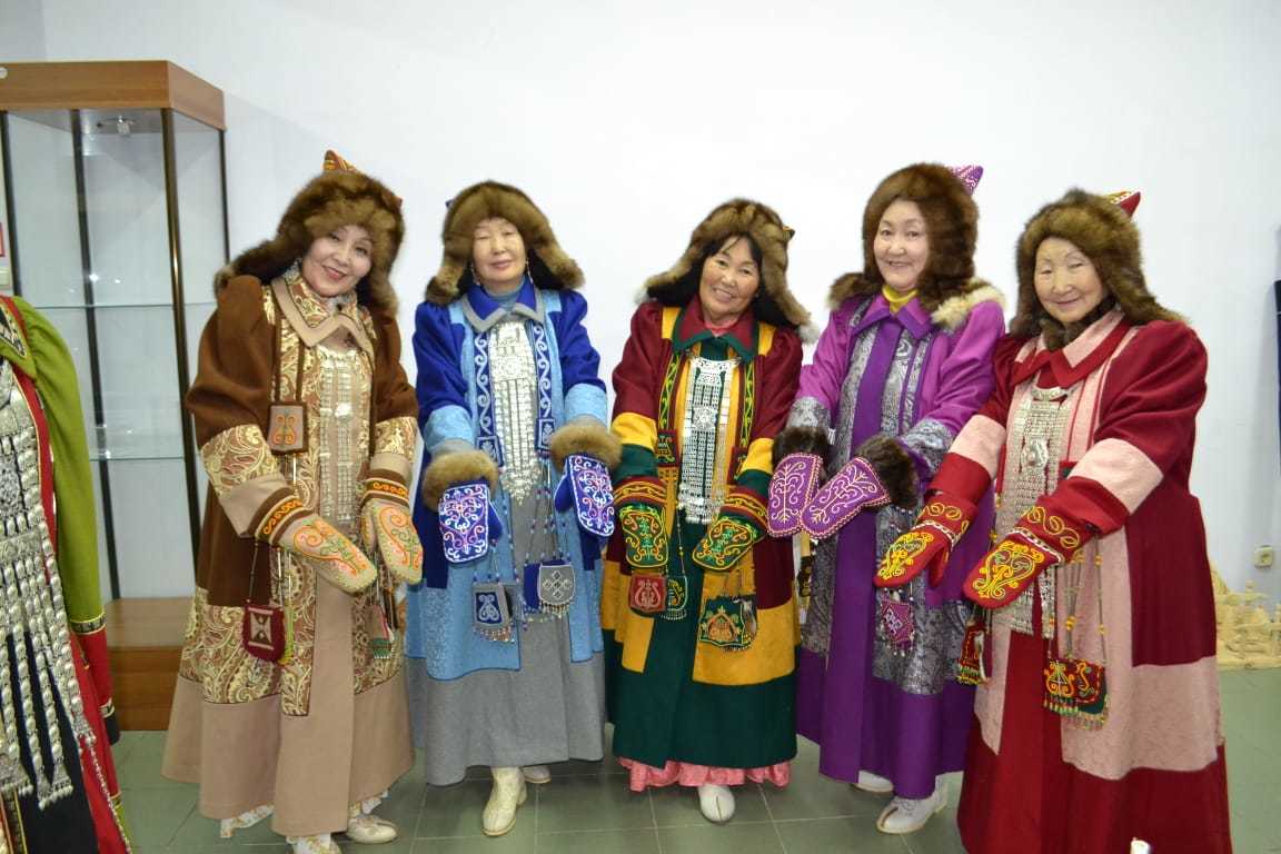 В Якутске открылась выставка "Тепло материнских рук"