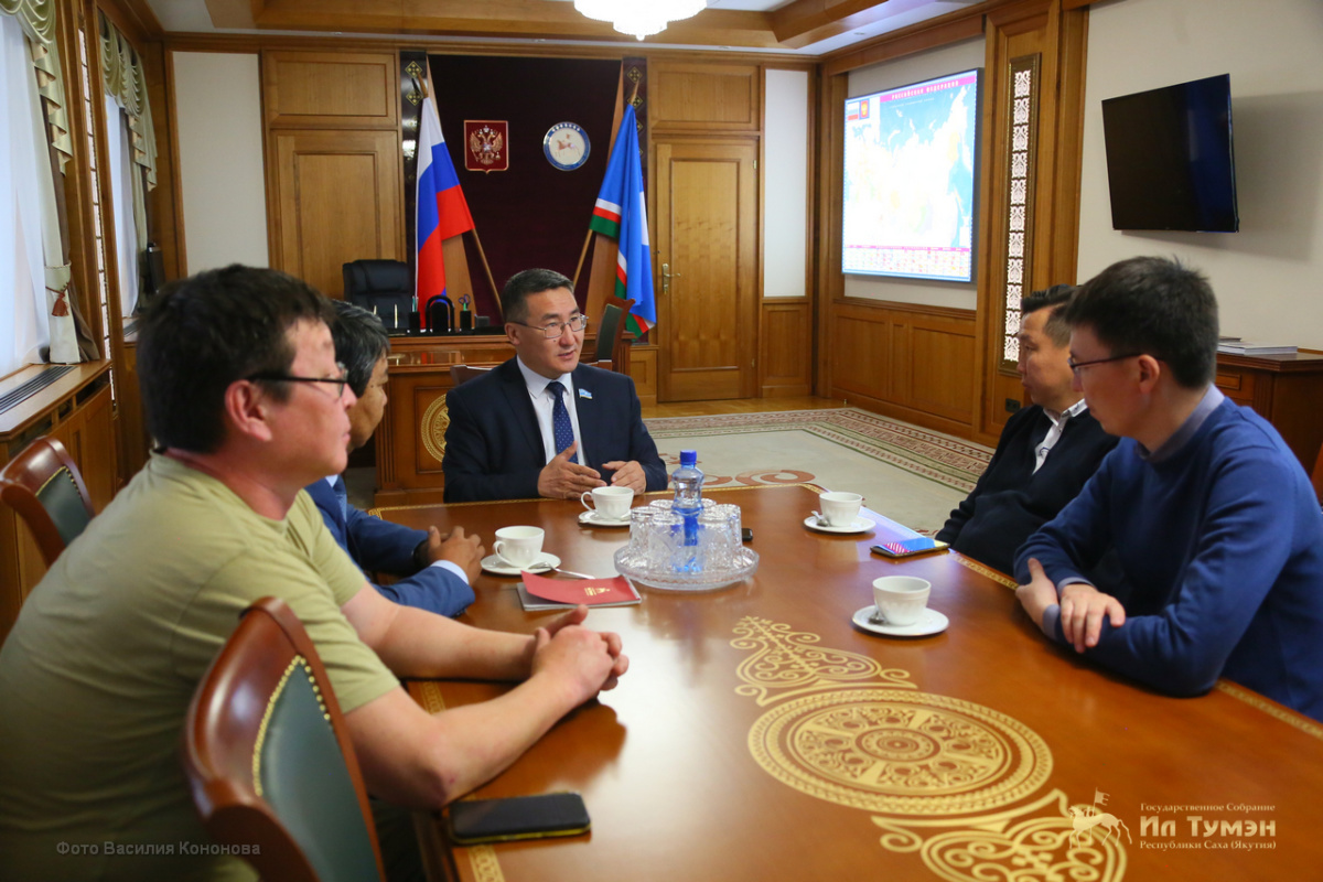 Спикер Ил Тумэна Петр Гоголев встретился с тремя блогерами