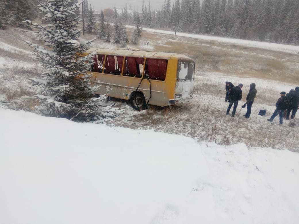 В Хангаласском районе автобус слетел с трассы (видео)