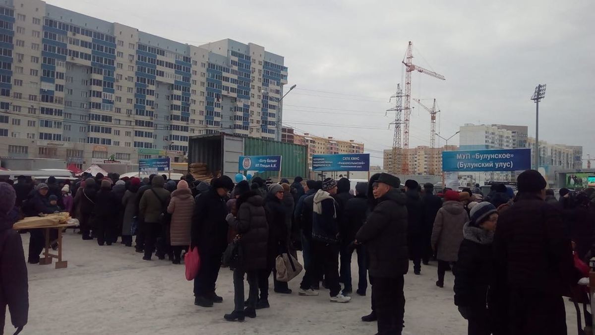 Фотофакт. Якутск. Очередь за дешевой ряпушкой