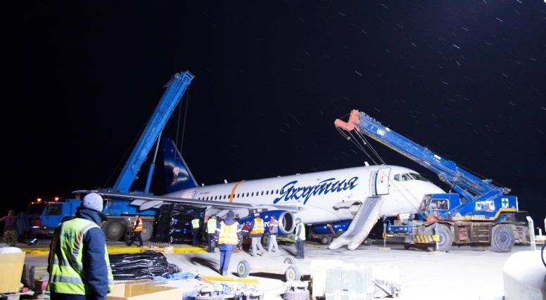 В аэропорту «Якутск» проводятся работы по эвакуации воздушного судна с ВПП