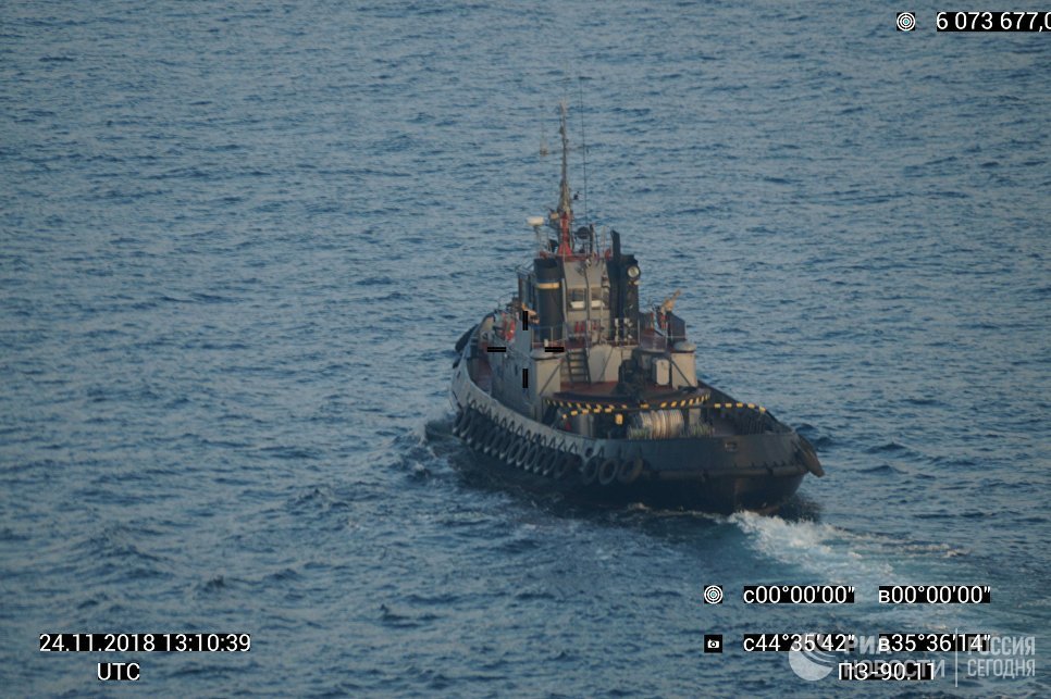 К украинским кораблям в Керченском проливе выдвинулось подкрепление (видео)
