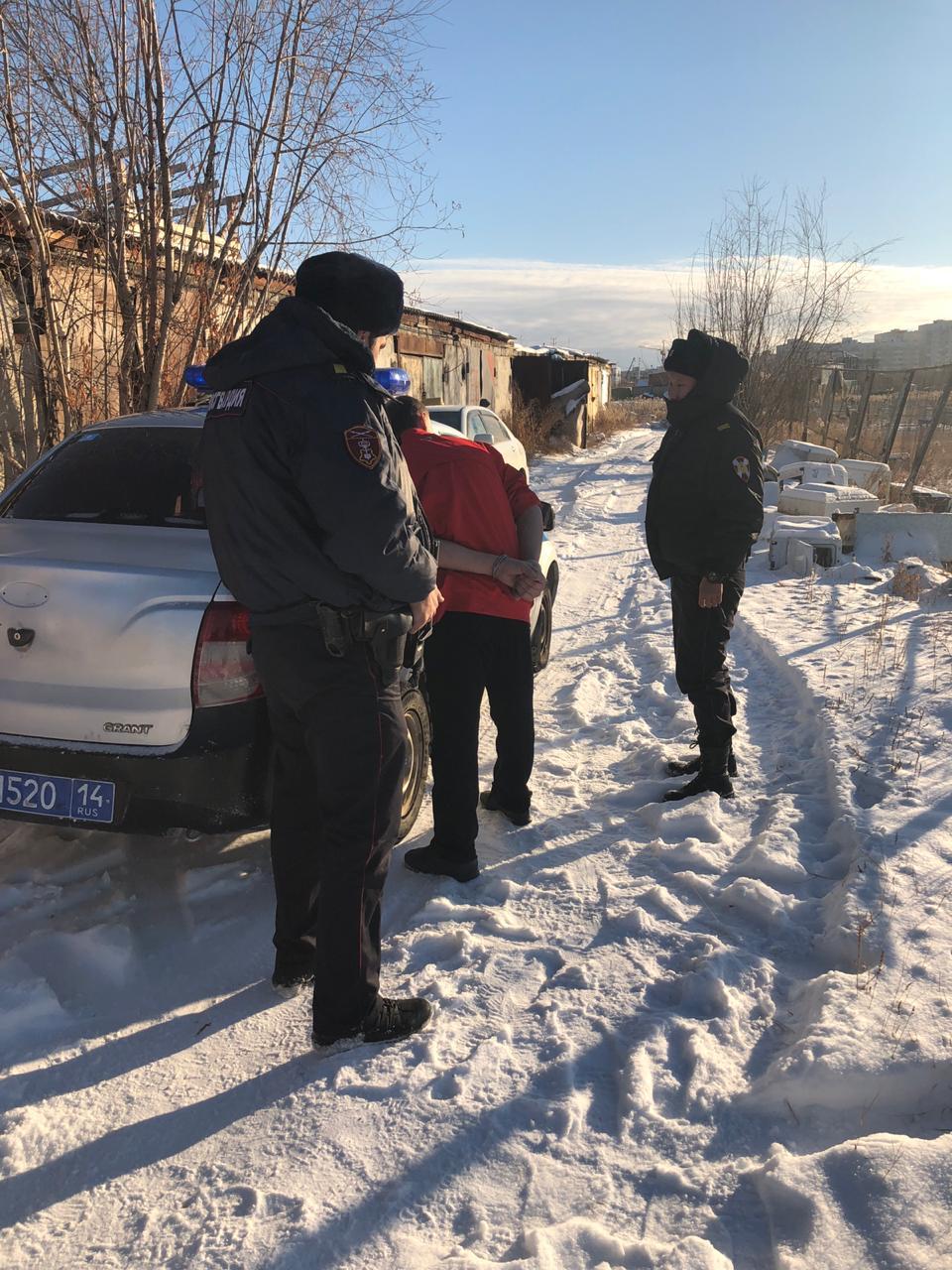 В Якутске у мужчины, задержанного росгвардейцами, изъяты два свертка с наркотическими средствами