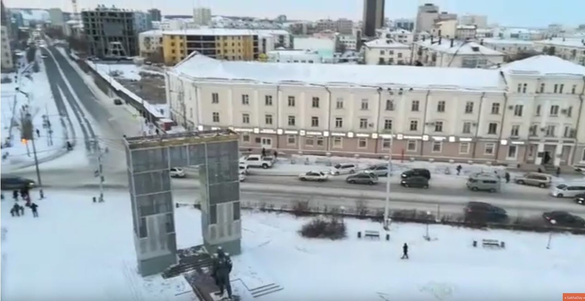 Видеофакт: Установщик новогодней елки в Якутске снял видео