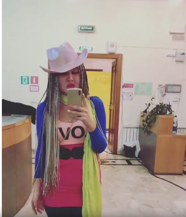 Видеофакт: скандальную блогершу Анжелу Власову выгнали с модного показа в Якутске