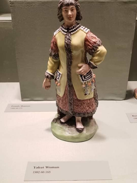 Фотофакт: Фарфоровая фигурка женщины якутки в Метрополитен-музее США