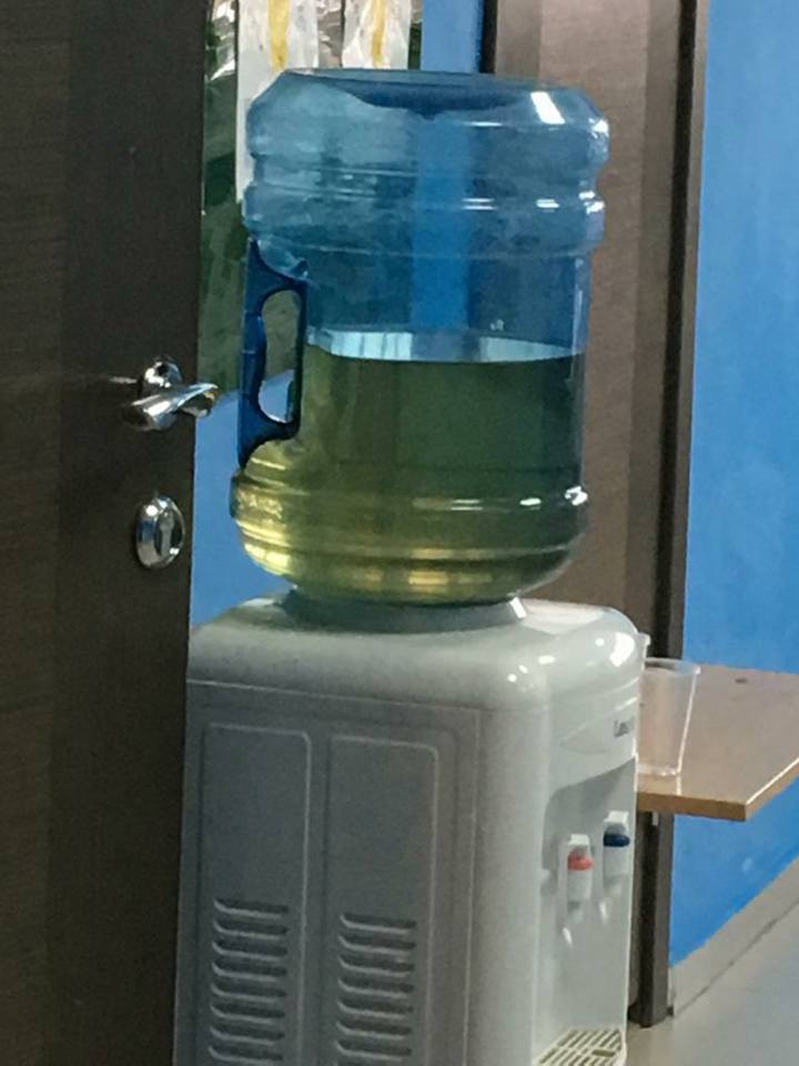 "Такую воду привозят из водоочистной станции", - в школе Эльгяя прокомментировали фотографию с грязной водой
