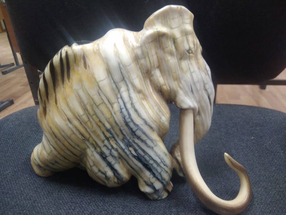 Якутский мастер сделал скульптуру из зуба мамонта