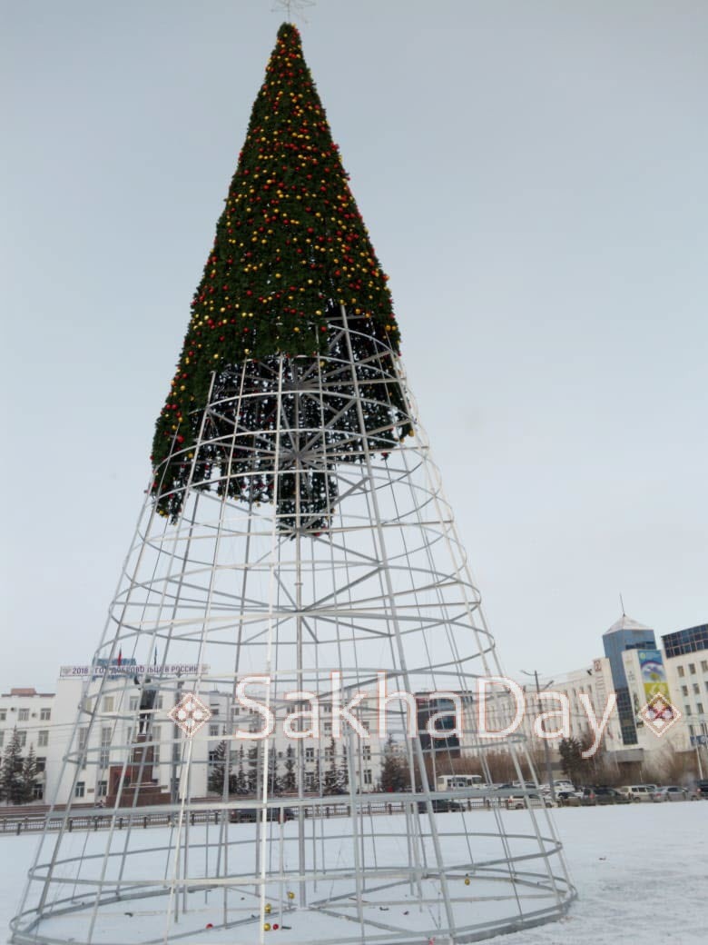 В Якутске решили заменить живую елку на искусственную из-за экономии средств