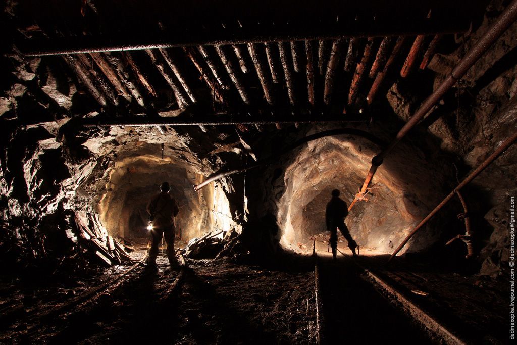 В Якутии произошло обрушение шахты. Под завалом находится один человек