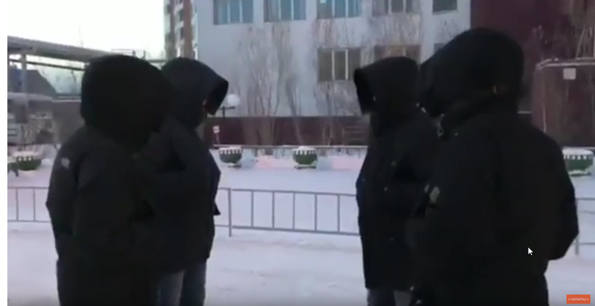Однообразие в Якутске. Люди в одинаковых пуховиках (видео)